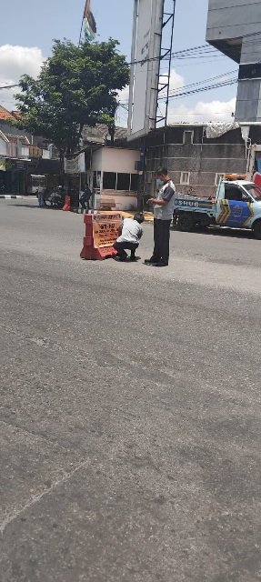 Antisipasi Gangguan APILL: Tim MRLL PJU Pasang Water Barrier di Simpang Empat Pasar Delanggu