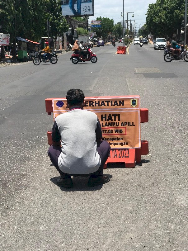 Antisipasi Gangguan APILL: Tim MRLL PJU Pasang Water Barrier di Simpang Empat Pasar Delanggu