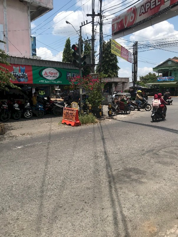Antisipasi Gangguan APILL: Tim MRLL PJU Pasang Water Barrier di Simpang Empat Pasar Delanggu
