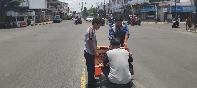 Antisipasi Gangguan APILL: Tim MRLL PJU Pasang Water Barrier di Simpang Empat Pasar Delanggu