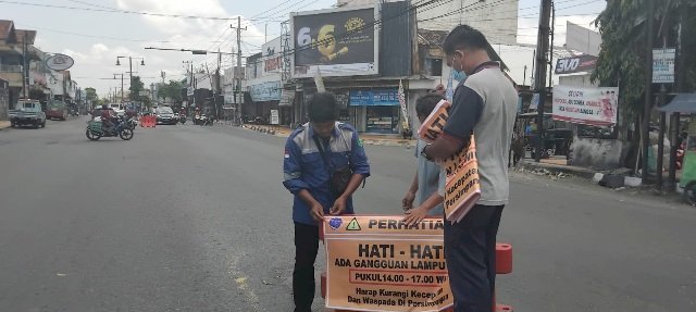 Antisipasi Gangguan APILL: Tim MRLL PJU Pasang Water Barrier di Simpang Empat Pasar Delanggu