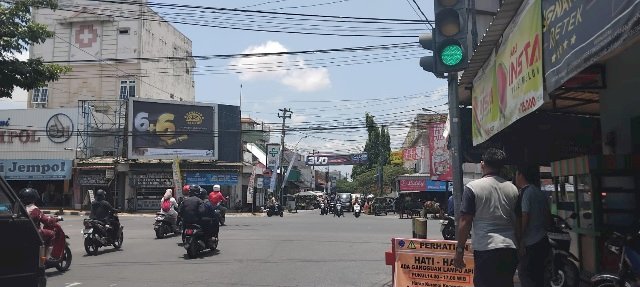 Antisipasi Gangguan APILL: Tim MRLL PJU Pasang Water Barrier di Simpang Empat Pasar Delanggu