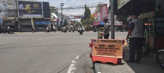 Antisipasi Gangguan APILL: Tim MRLL PJU Pasang Water Barrier di Simpang Empat Pasar Delanggu