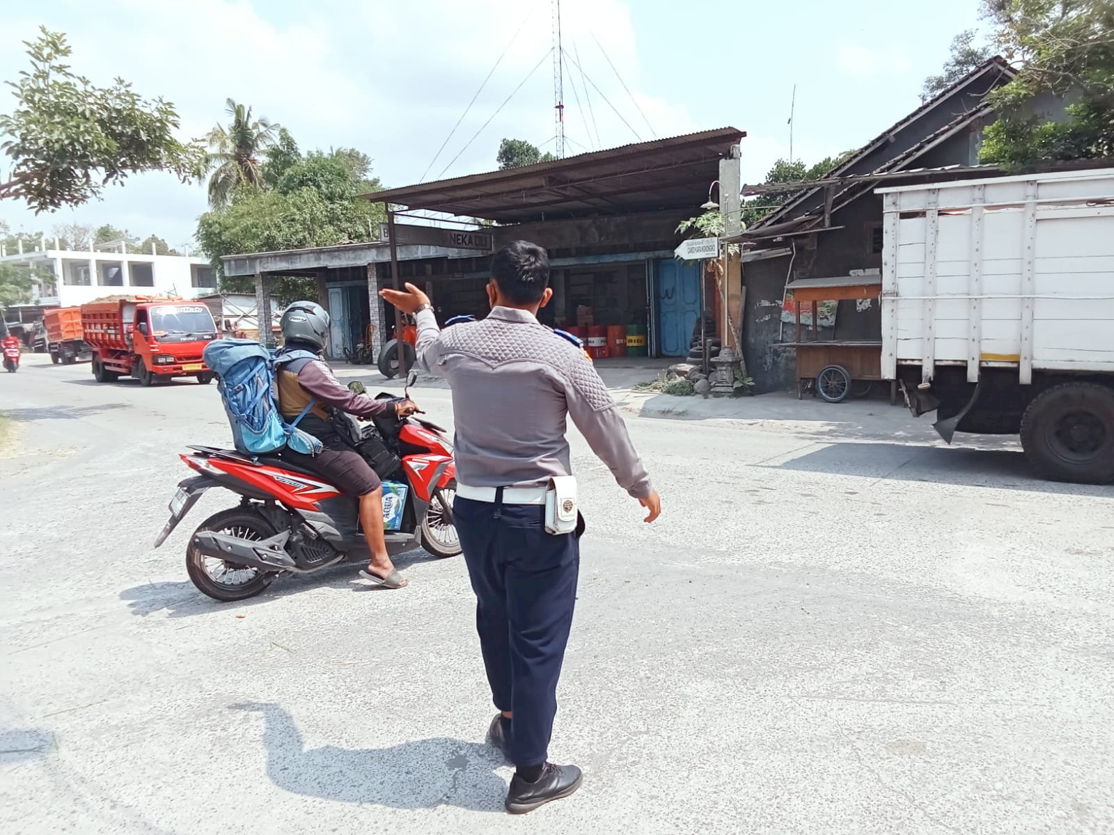 Dalops Tangan Besi: Truk Galian C Tertib di Tiga Simpang Panas!