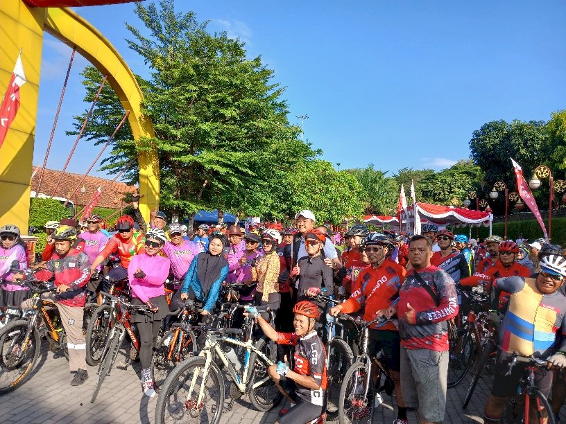 Bupati Klaten ‘Tancap Gas’ Gowes Bareng: PMI 80 Tahun, Warga Merapat!