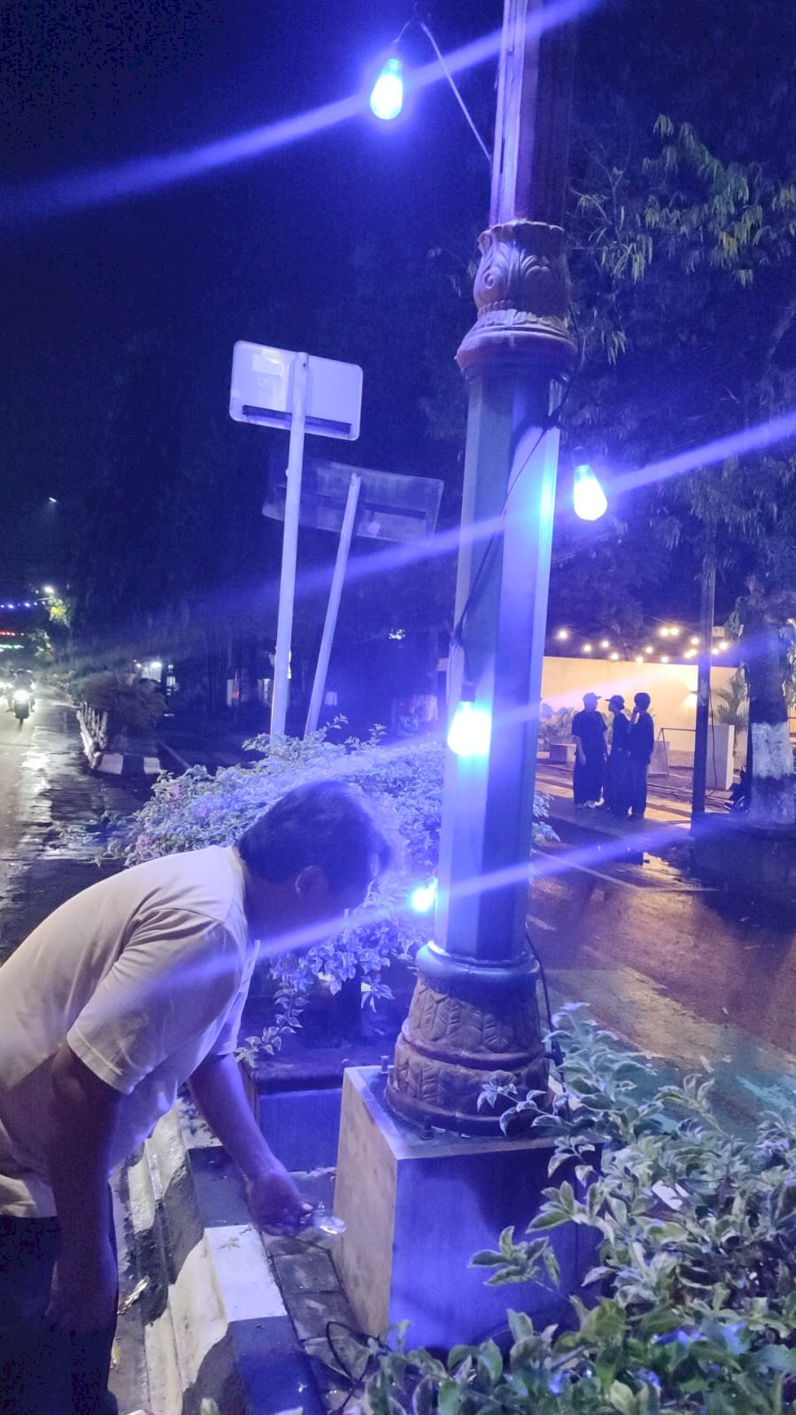 Lampu Hias PJU Depan Kantor Satpol PP Klaten Direlakan Evakuasi: Keindahan Malam Klaten Sempat Redup!