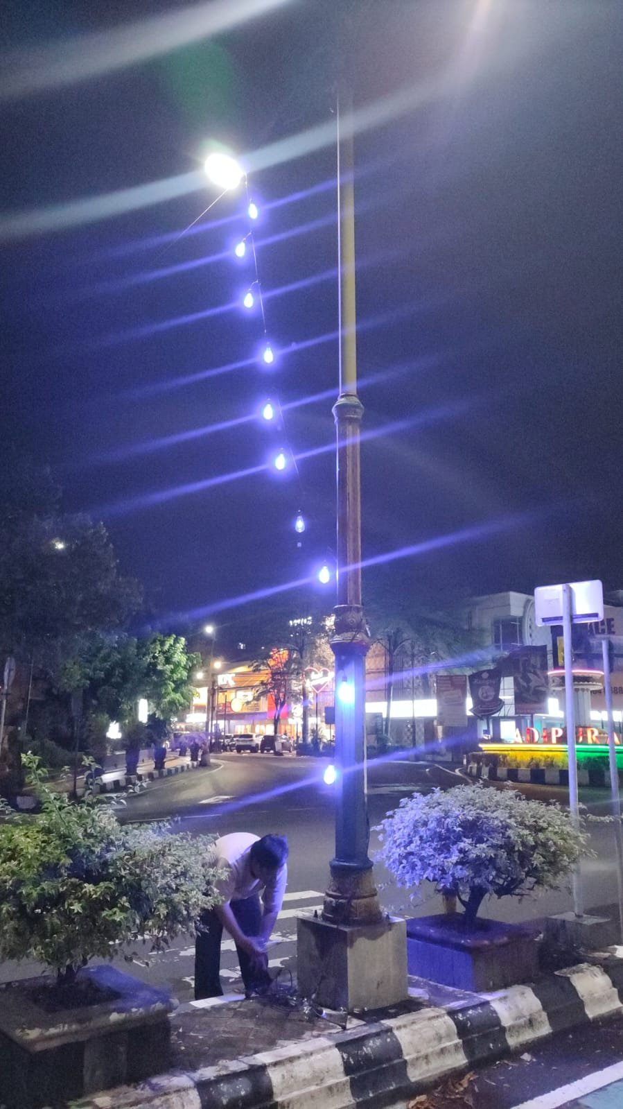 Lampu Hias PJU Depan Kantor Satpol PP Klaten Direlakan Evakuasi: Keindahan Malam Klaten Sempat Redup!