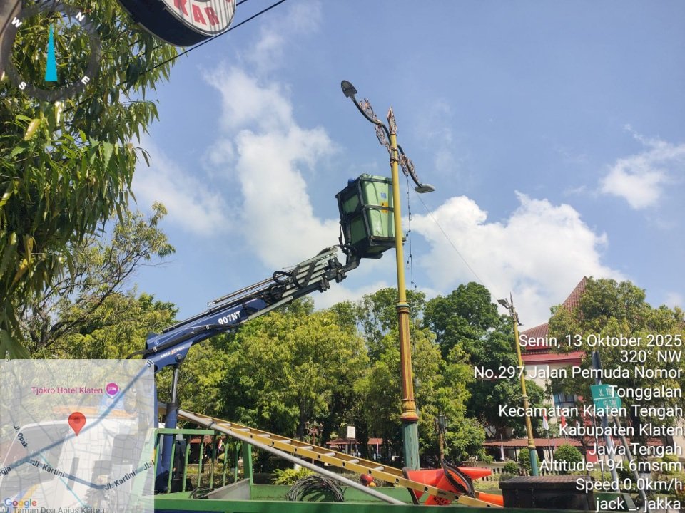 Lampu Hias PJU Depan Kantor Satpol PP Klaten Direlakan Evakuasi: Keindahan Malam Klaten Sempat Redup!
