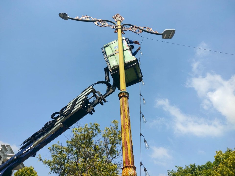 Lampu Hias PJU Depan Kantor Satpol PP Klaten Direlakan Evakuasi: Keindahan Malam Klaten Sempat Redup!