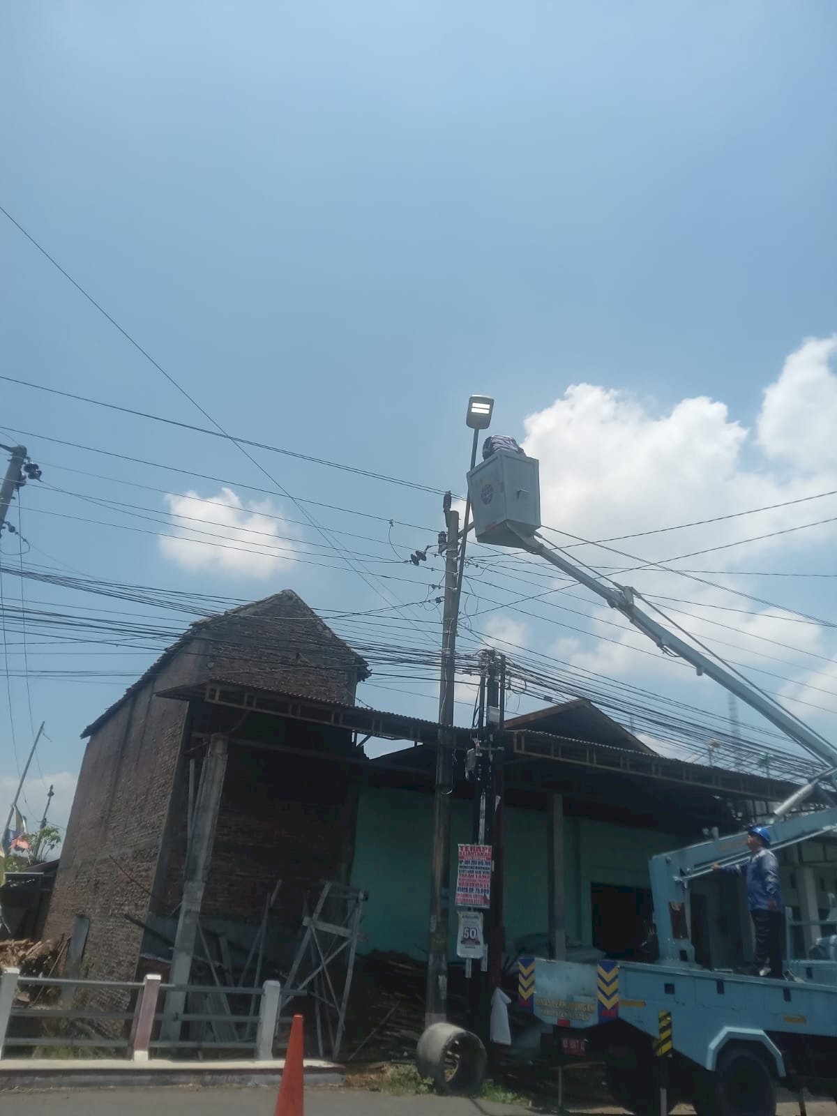 Terang Benderang! Dishub Klaten Upgrade Lampu PJU LED 50 Watt di Depan Konveksi Cloth