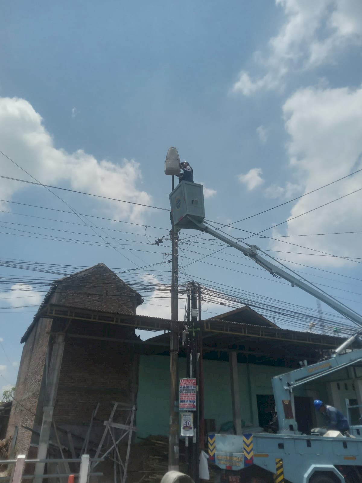 Terang Benderang! Dishub Klaten Upgrade Lampu PJU LED 50 Watt di Depan Konveksi Cloth