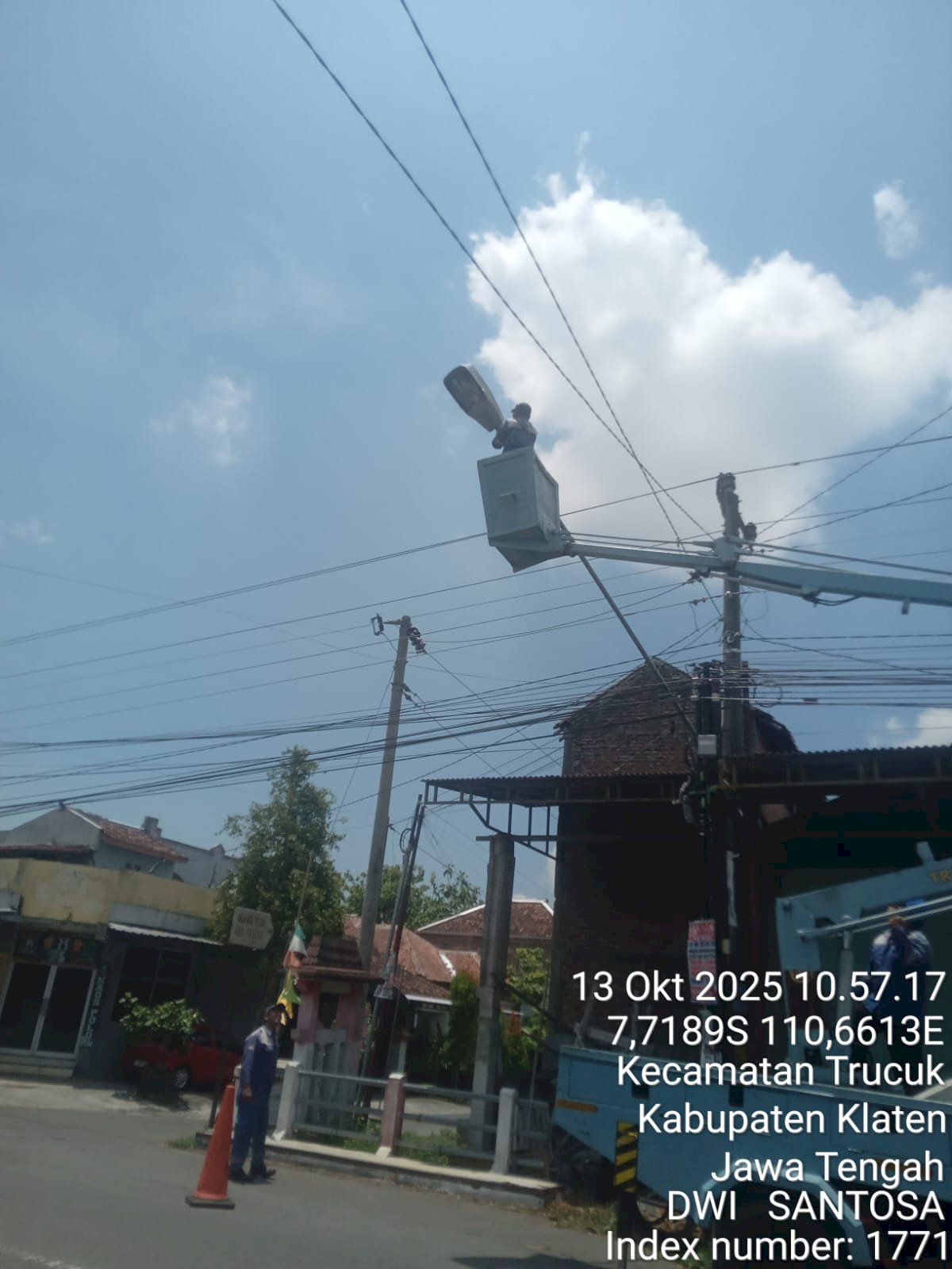 Terang Benderang! Dishub Klaten Upgrade Lampu PJU LED 50 Watt di Depan Konveksi Cloth