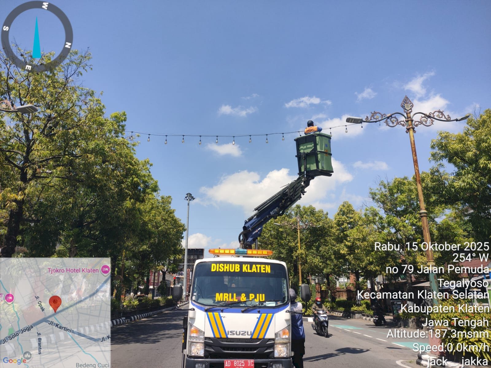 Nyaris Jatuh! Dishub Klaten Gagalkan “Lampu Hias Melayang” di Jalan Pemuda