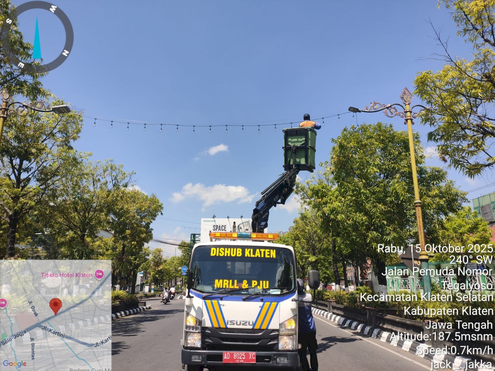 Nyaris Jatuh! Dishub Klaten Gagalkan “Lampu Hias Melayang” di Jalan Pemuda