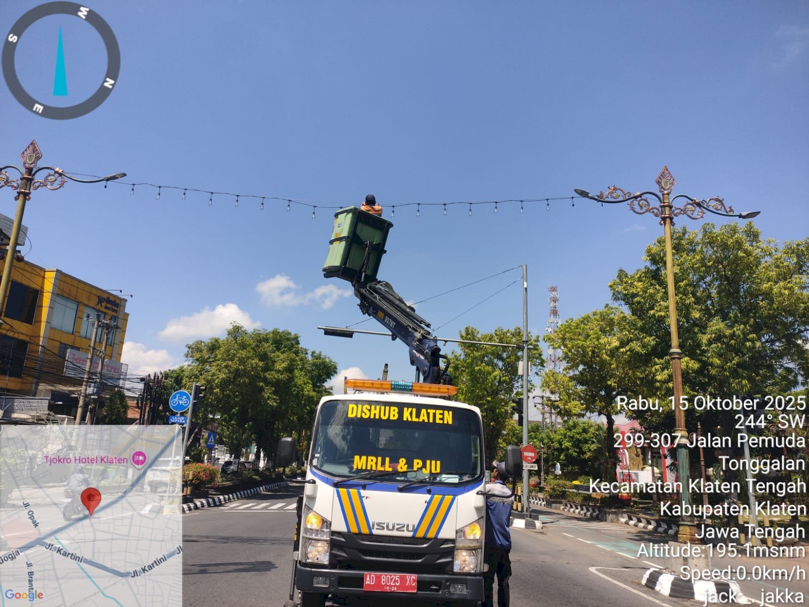 Nyaris Jatuh! Dishub Klaten Gagalkan “Lampu Hias Melayang” di Jalan Pemuda
