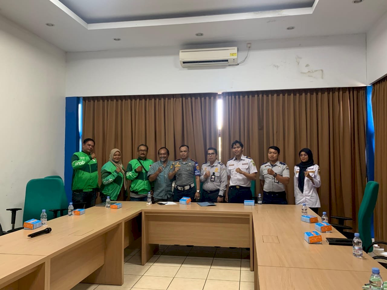Ojol Kebanjiran Fasilitas di Terminal Ir. Soekarno, Keamanan Penumpang Dipertaruhkan!