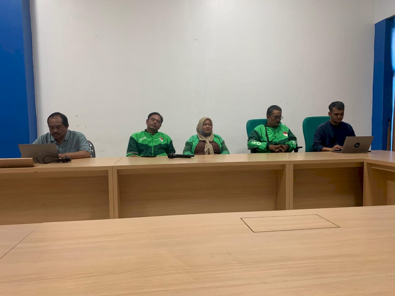 Ojol Kebanjiran Fasilitas di Terminal Ir. Soekarno, Keamanan Penumpang Dipertaruhkan!