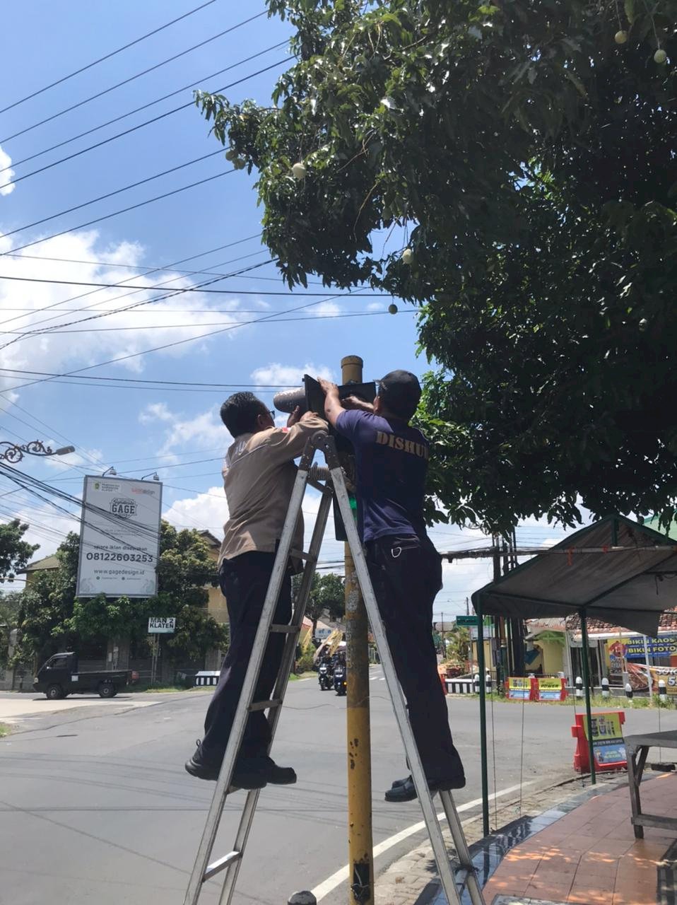 Bebas Rambu & Signal! Tim Traffic Light Dishub Klaten Bersihkan Ranting, Pulihkan Arah dan Lampu Lalu Lintas