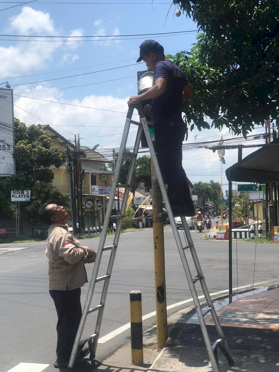 Bebas Rambu & Signal! Tim Traffic Light Dishub Klaten Bersihkan Ranting, Pulihkan Arah dan Lampu Lalu Lintas