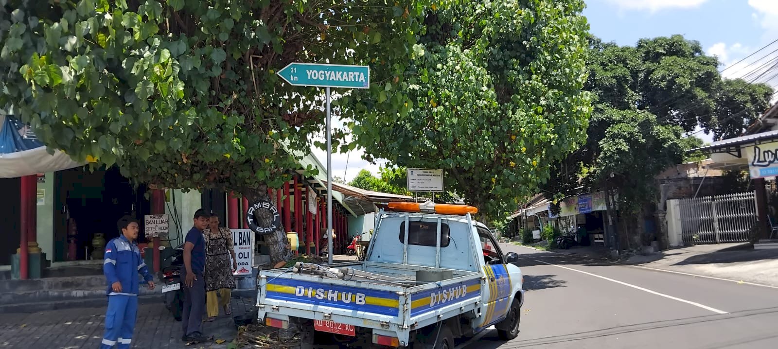 Bebas Rambu & Signal! Tim Traffic Light Dishub Klaten Bersihkan Ranting, Pulihkan Arah dan Lampu Lalu Lintas