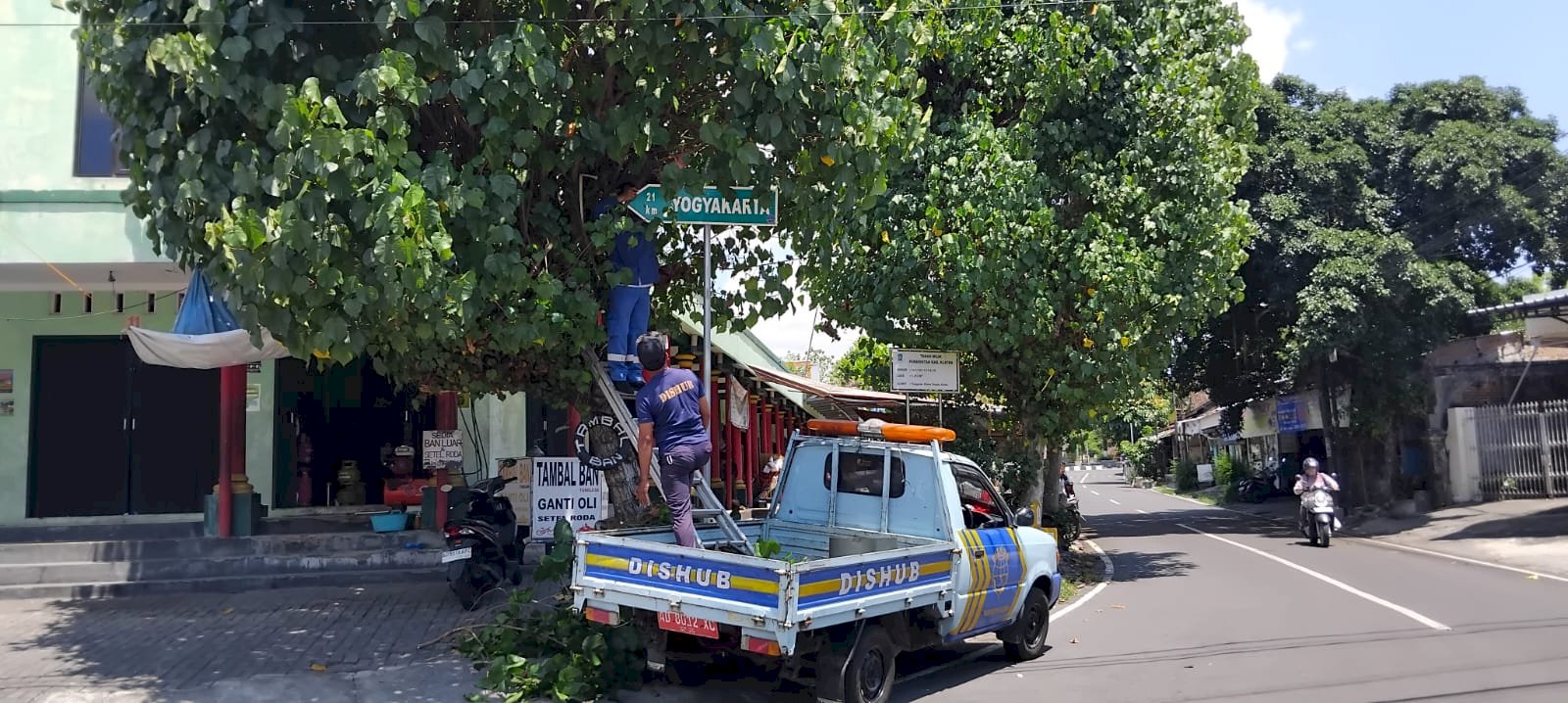 Bebas Rambu & Signal! Tim Traffic Light Dishub Klaten Bersihkan Ranting, Pulihkan Arah dan Lampu Lalu Lintas