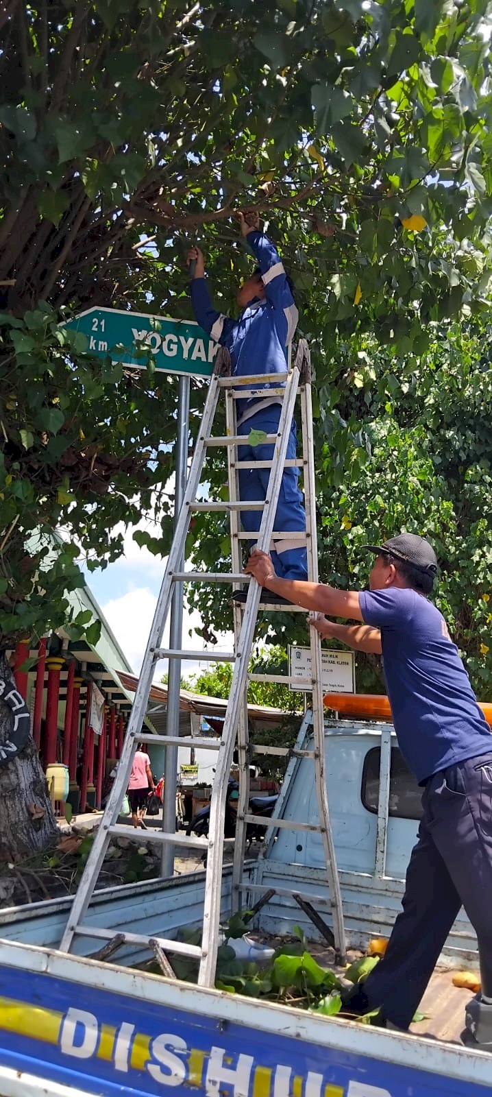 Bebas Rambu & Signal! Tim Traffic Light Dishub Klaten Bersihkan Ranting, Pulihkan Arah dan Lampu Lalu Lintas