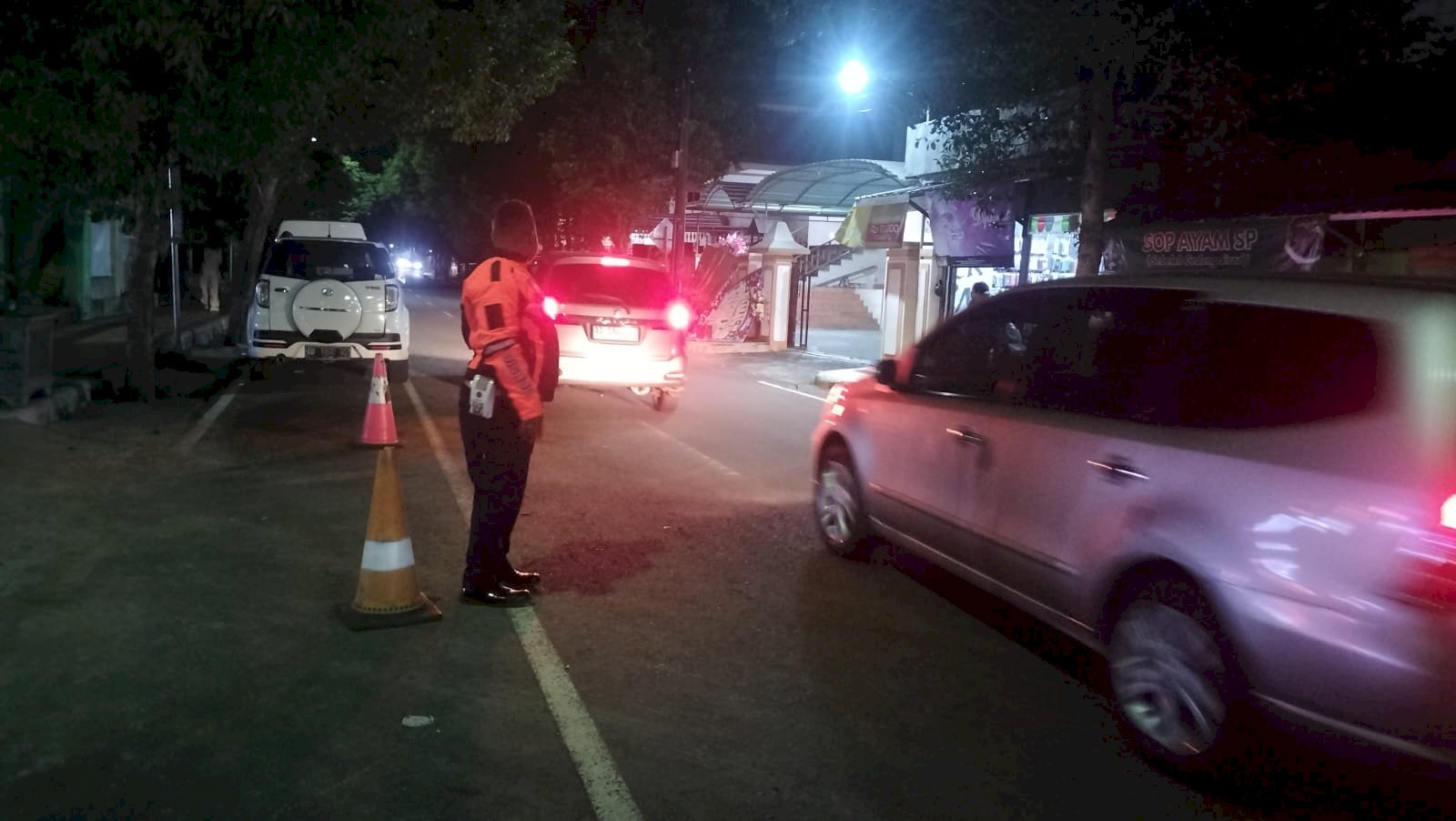 Tegas dan Humanis, Tim Parkir TJU Dishub Klaten ‘Gebrak’ Parkir Liar di Jalan Merbabu
