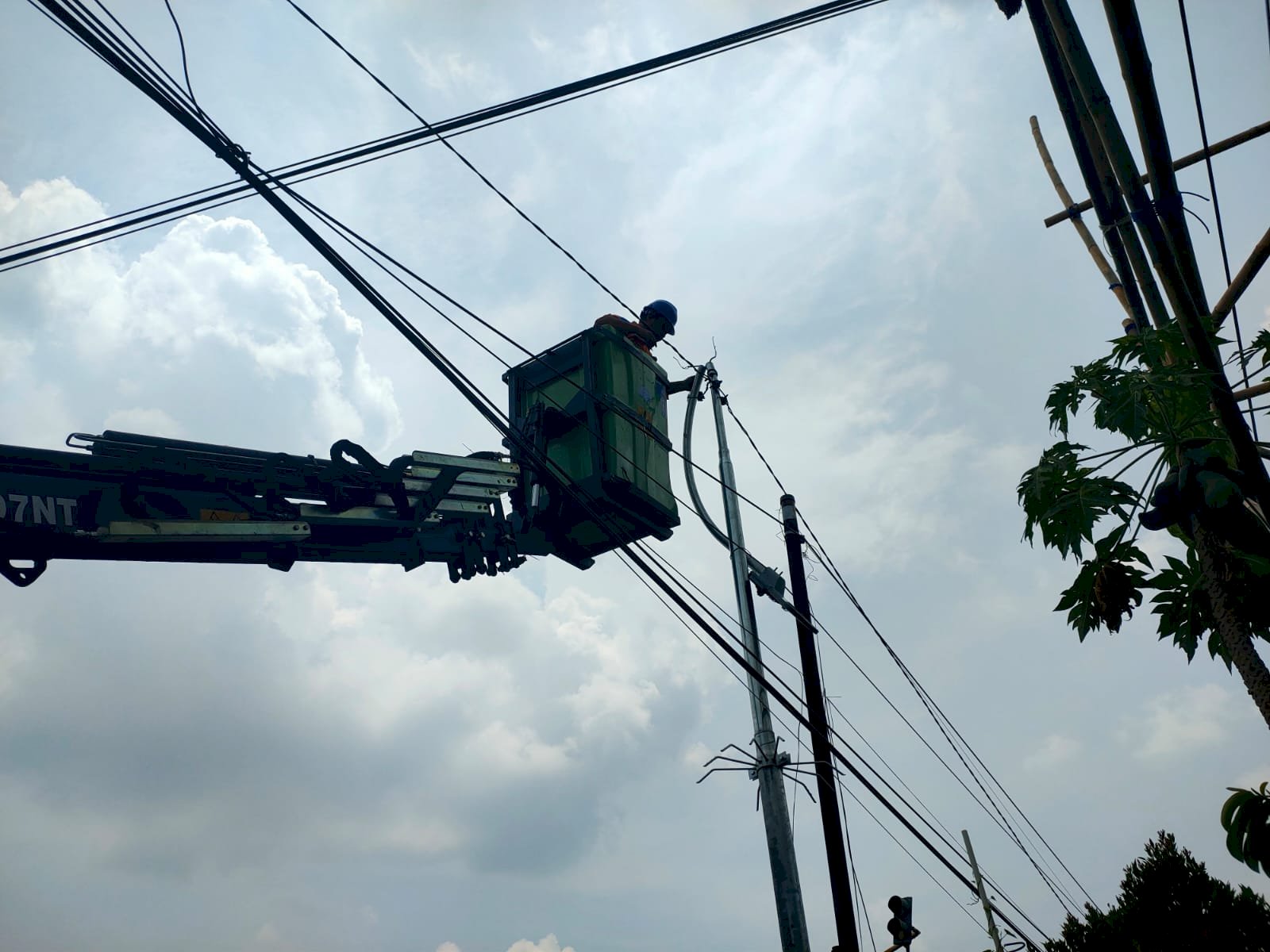 Tim PJU Dishub Klaten Tekuk Sutet Kocar-Kacir: Evakuasi Dramatis Lampu Jalan Jatipuro!