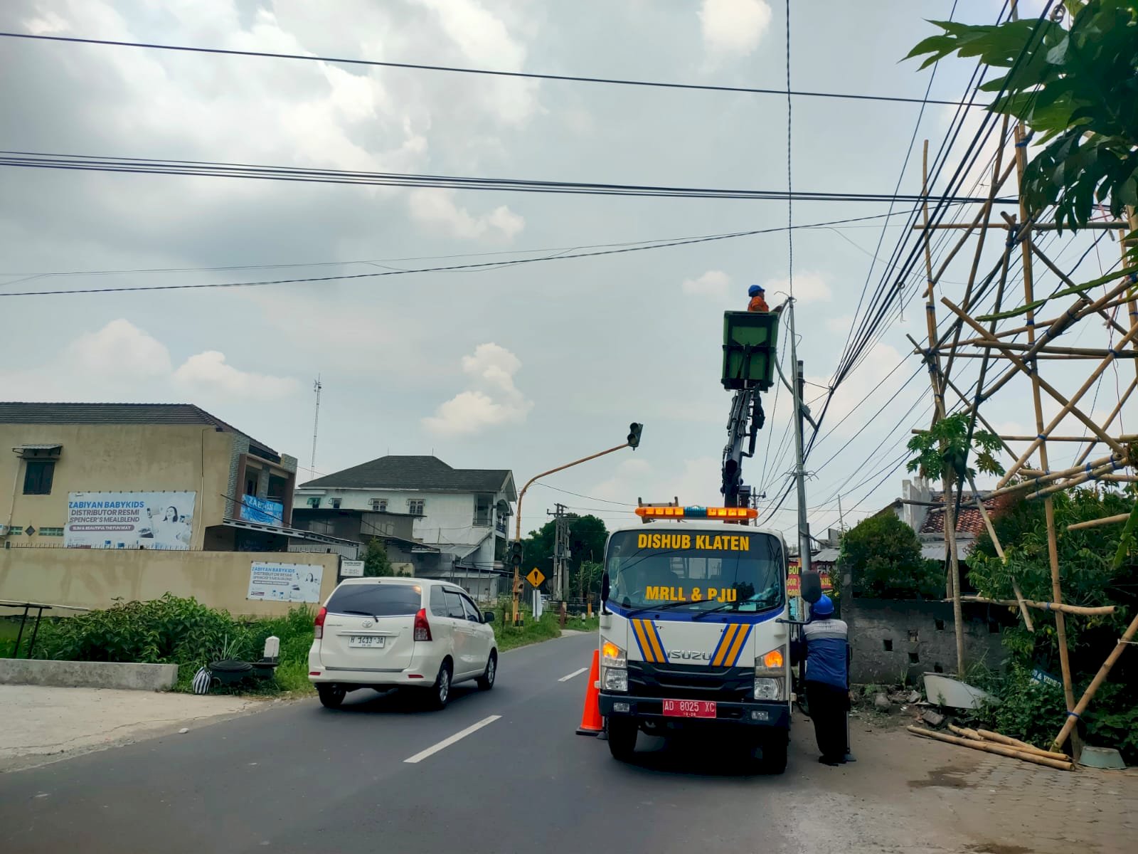 Tim PJU Dishub Klaten Tekuk Sutet Kocar-Kacir: Evakuasi Dramatis Lampu Jalan Jatipuro!