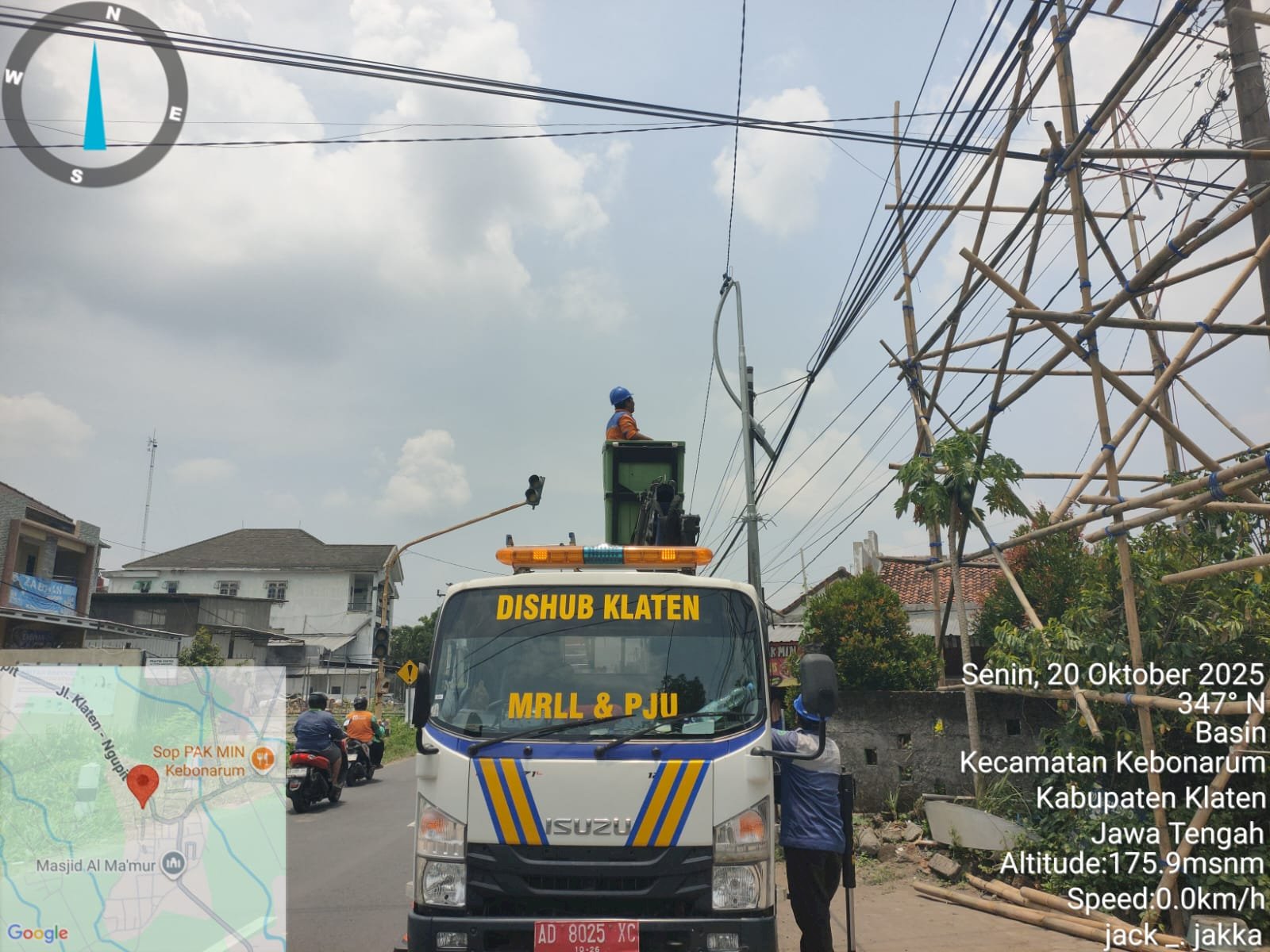 Tim PJU Dishub Klaten Tekuk Sutet Kocar-Kacir: Evakuasi Dramatis Lampu Jalan Jatipuro!