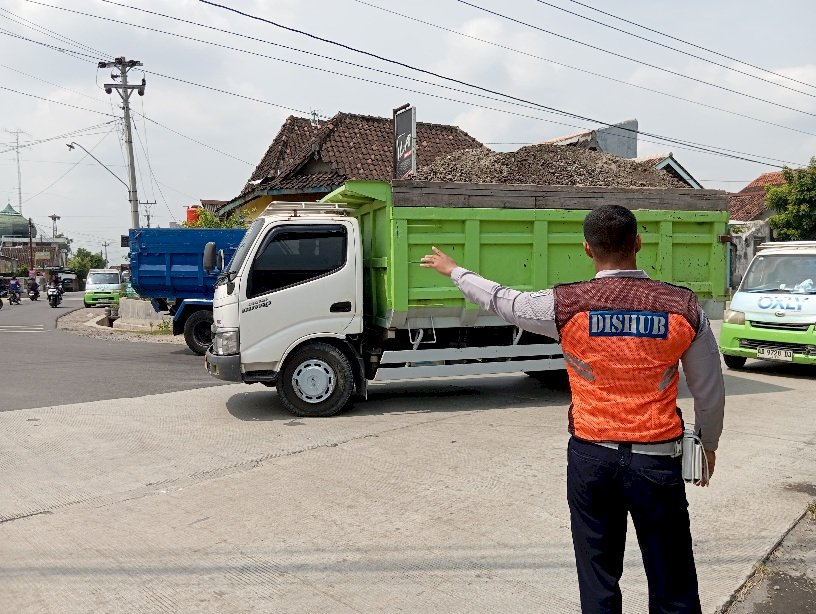 Truk Gol C Kocar-Kacir Di Tugu Nangka! Dalops Dishub Klaten Tegas di Titik Rawan Lalu Lintas