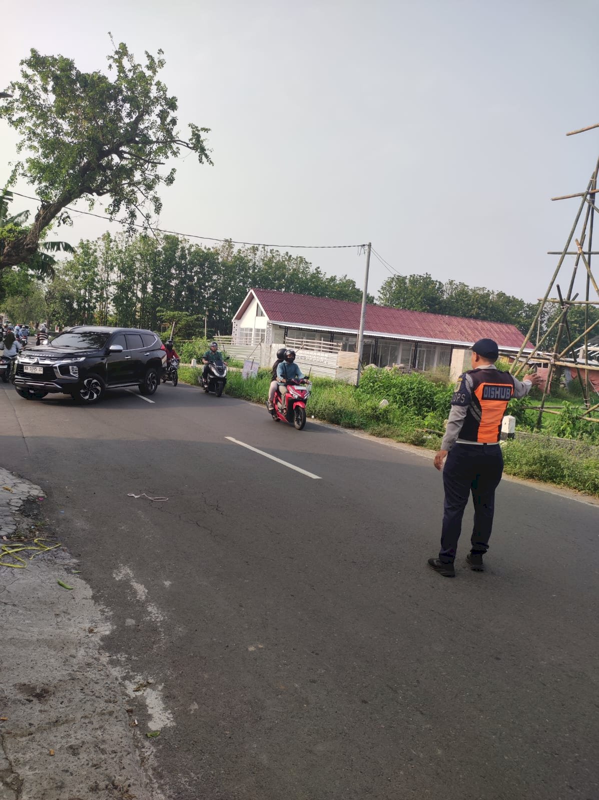 Sutet Bermasalah Dishub Siaga! Tim Dalops Klaten Sukses Kawal Proyek PLN di Jatipuro Tanpa Gangguan"