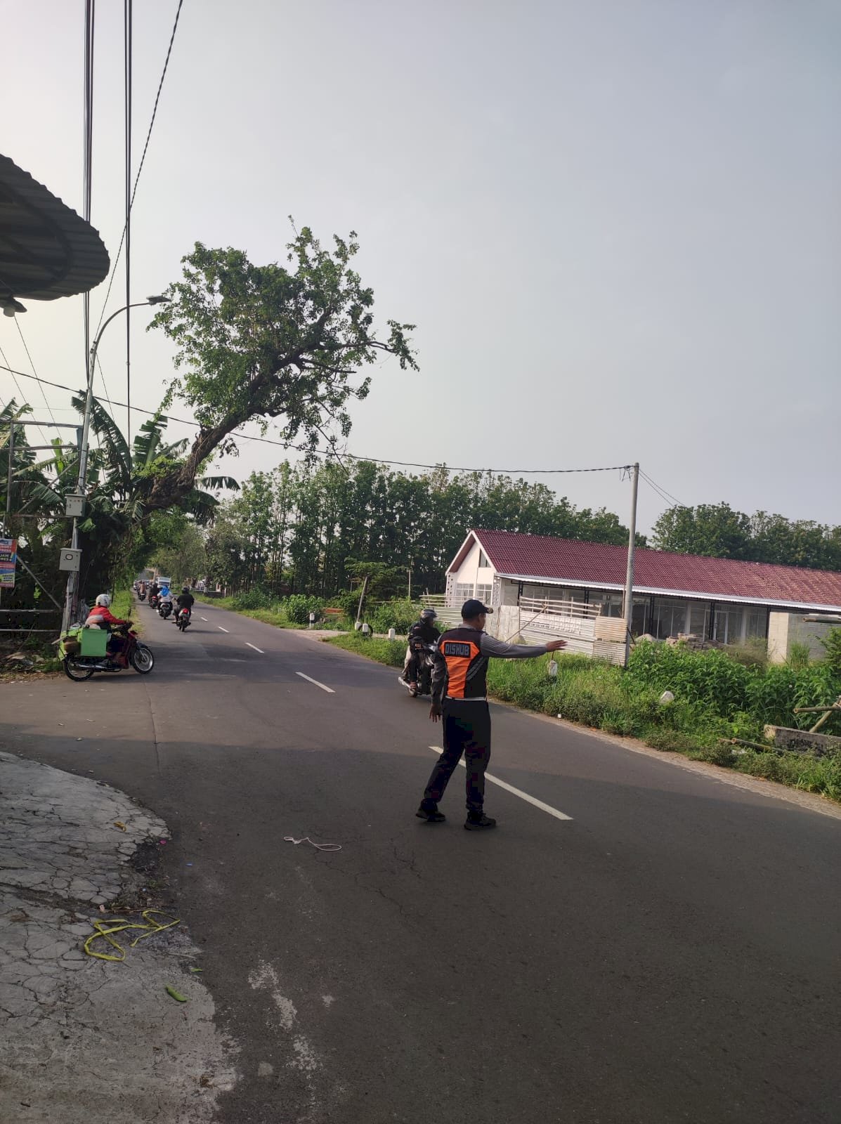 Sutet Bermasalah Dishub Siaga! Tim Dalops Klaten Sukses Kawal Proyek PLN di Jatipuro Tanpa Gangguan"