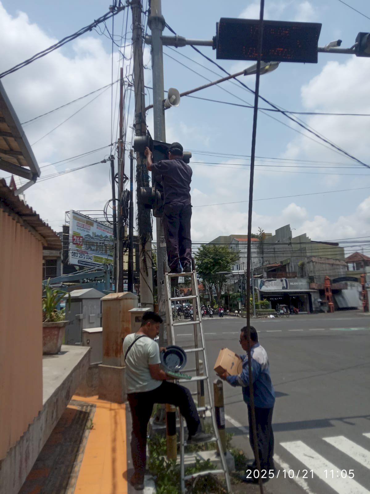 Merah Menyala Kembali! Dishub Klaten Sigap Ganti Lampu Merah SP5 Klatos-Pasar Gede