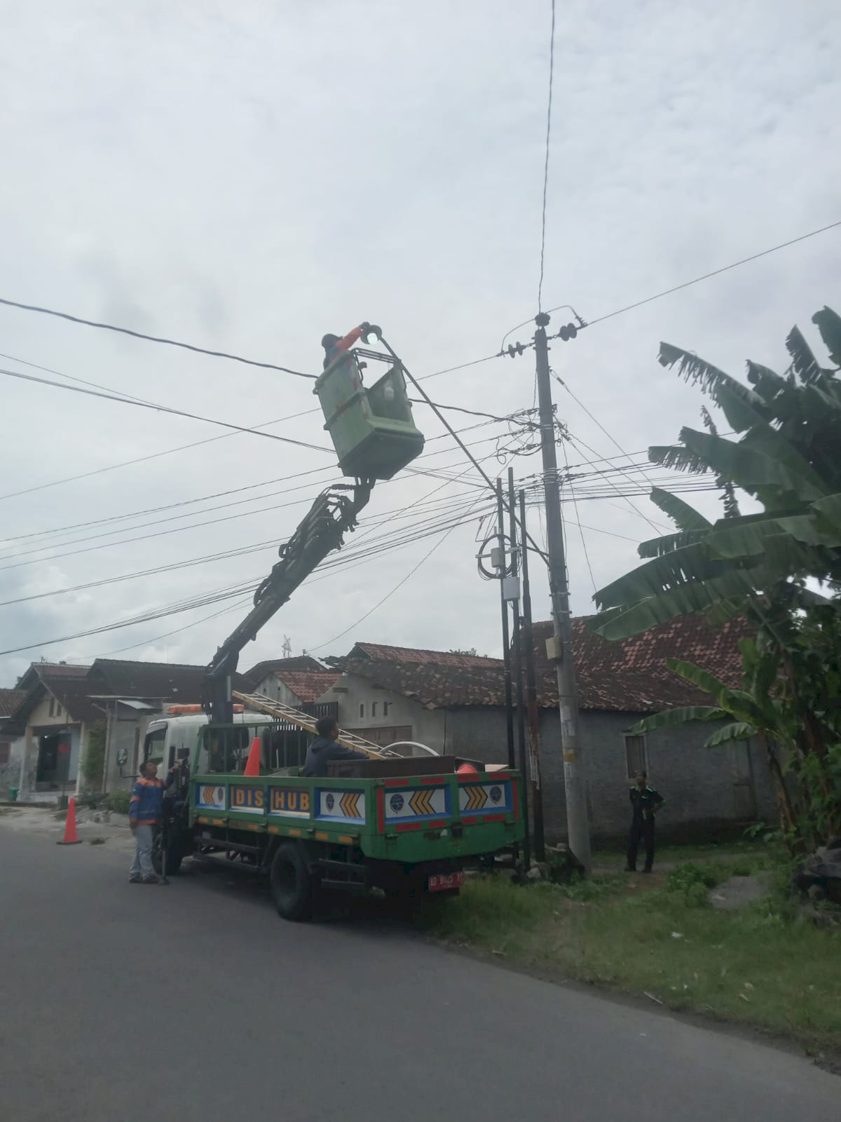 Sigap Atasi Kegelapan! Tim PJU Dishub Klaten Ronda Tengah Malam Perbaiki 6 Lampu Jalan Mandong-Temuwangi