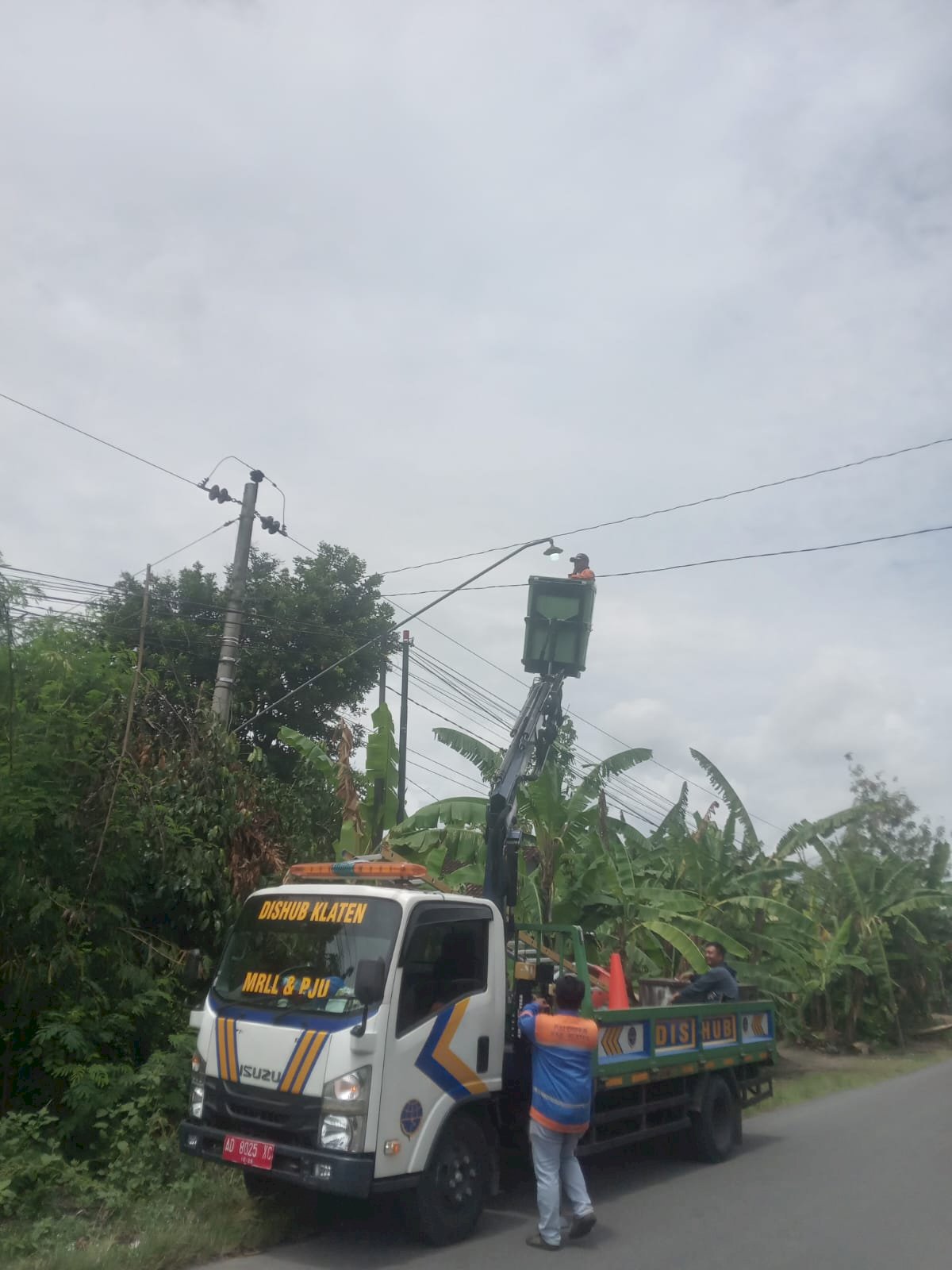Sigap Atasi Kegelapan! Tim PJU Dishub Klaten Ronda Tengah Malam Perbaiki 6 Lampu Jalan Mandong-Temuwangi