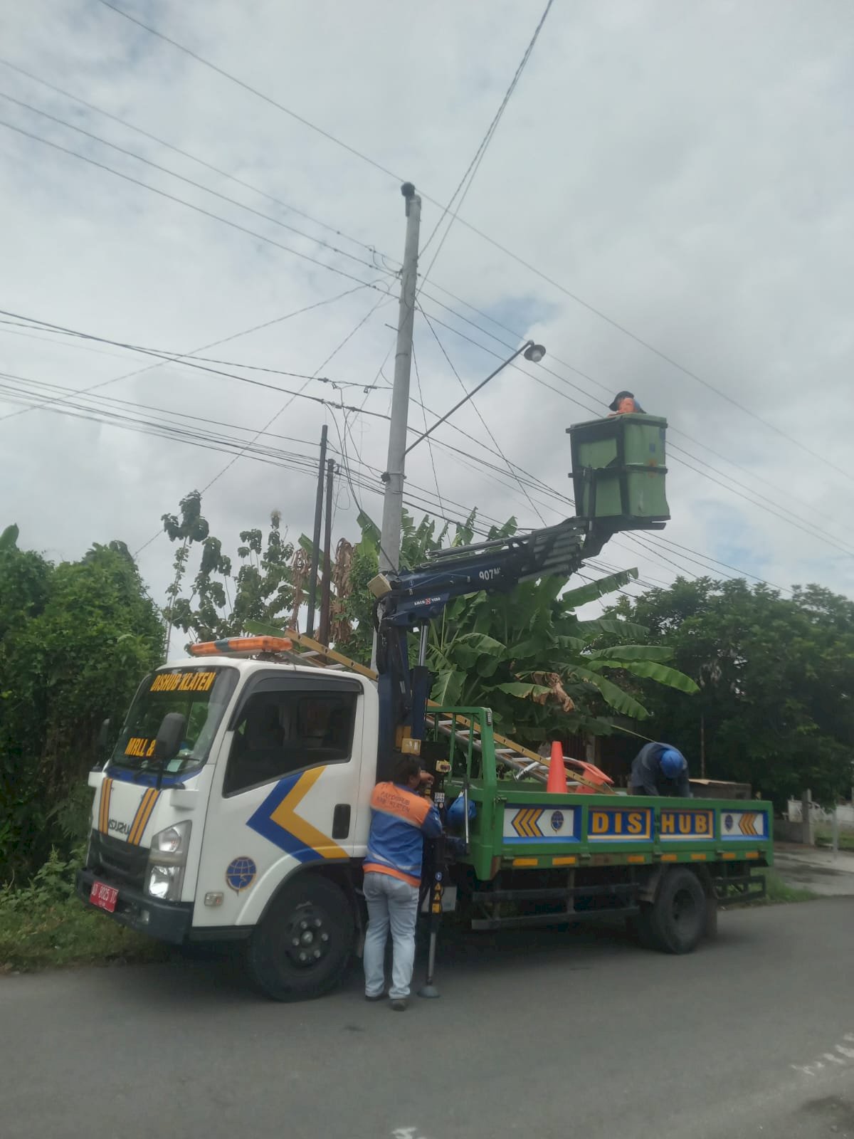 Sigap Atasi Kegelapan! Tim PJU Dishub Klaten Ronda Tengah Malam Perbaiki 6 Lampu Jalan Mandong-Temuwangi