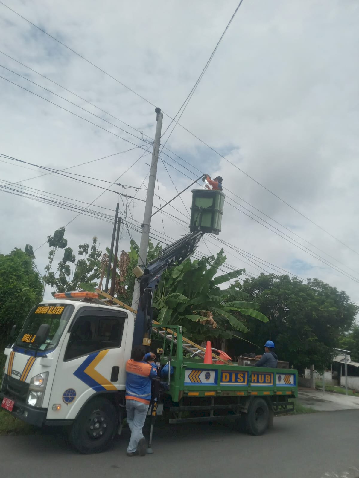 Sigap Atasi Kegelapan! Tim PJU Dishub Klaten Ronda Tengah Malam Perbaiki 6 Lampu Jalan Mandong-Temuwangi