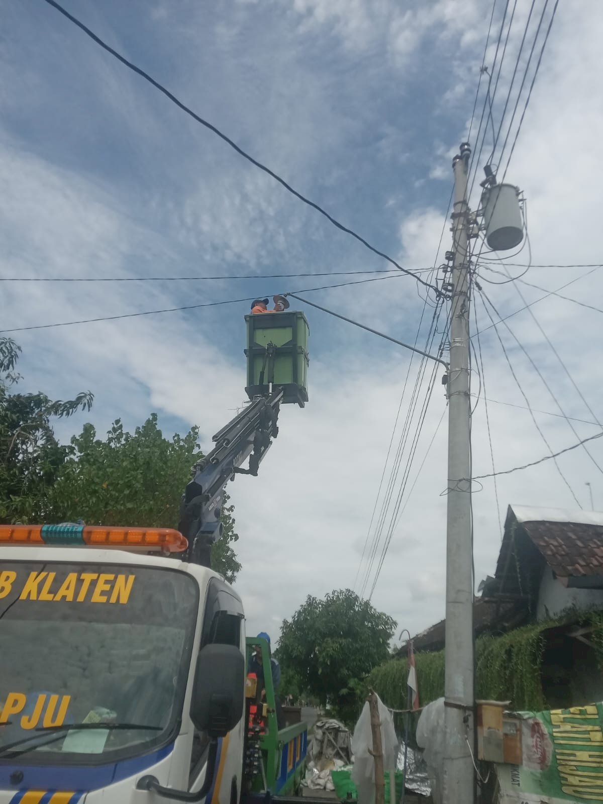 Sigap Atasi Kegelapan! Tim PJU Dishub Klaten Ronda Tengah Malam Perbaiki 6 Lampu Jalan Mandong-Temuwangi