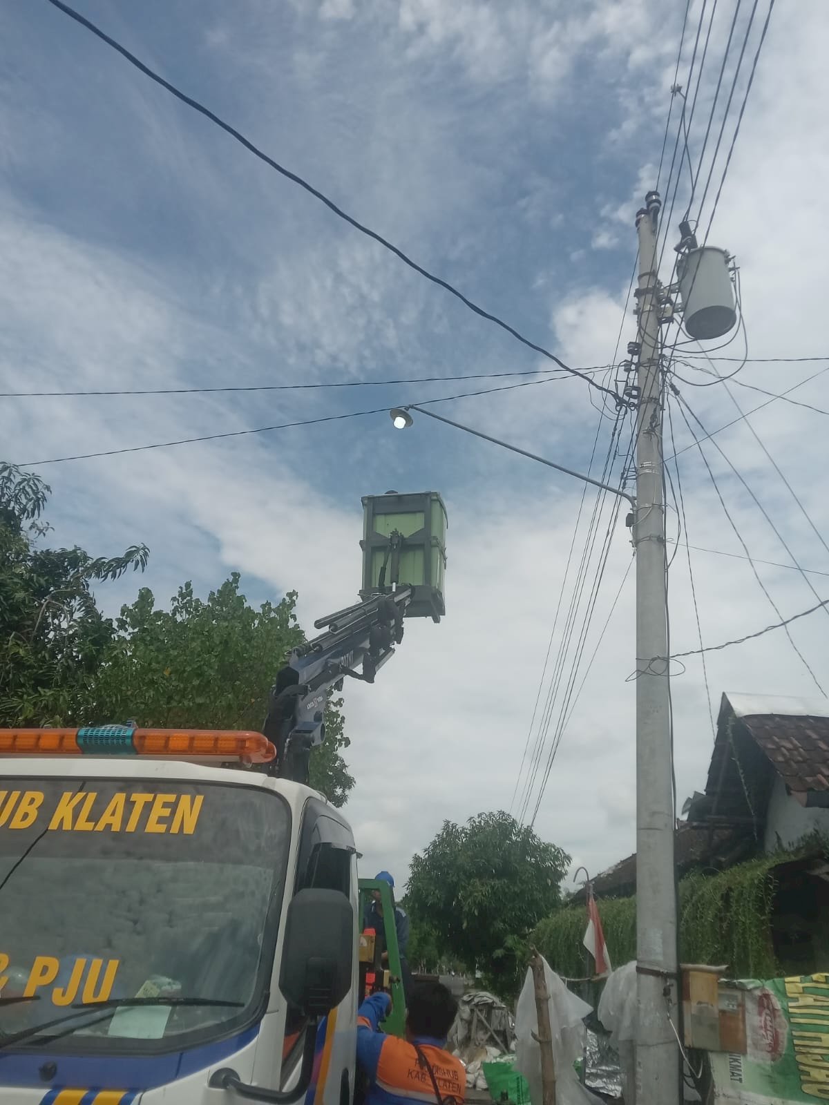 Sigap Atasi Kegelapan! Tim PJU Dishub Klaten Ronda Tengah Malam Perbaiki 6 Lampu Jalan Mandong-Temuwangi