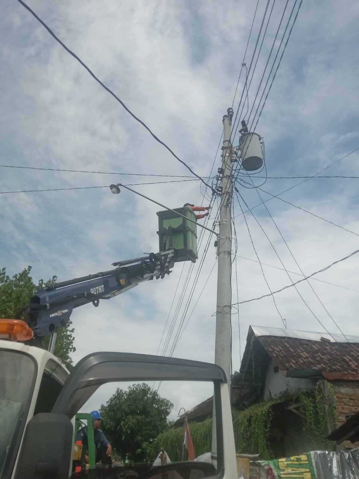 Sigap Atasi Kegelapan! Tim PJU Dishub Klaten Ronda Tengah Malam Perbaiki 6 Lampu Jalan Mandong-Temuwangi