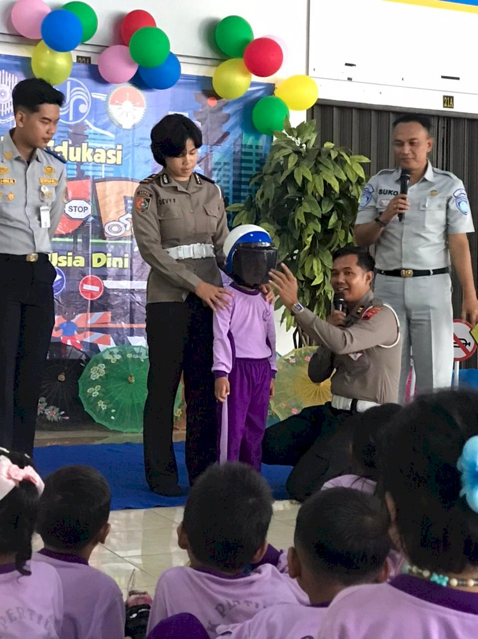 Anak-Anak TK Pertiwi Bareng Diajak Sadar Lalu Lintas Sejak Dini di Terminal Ir. Soekarno