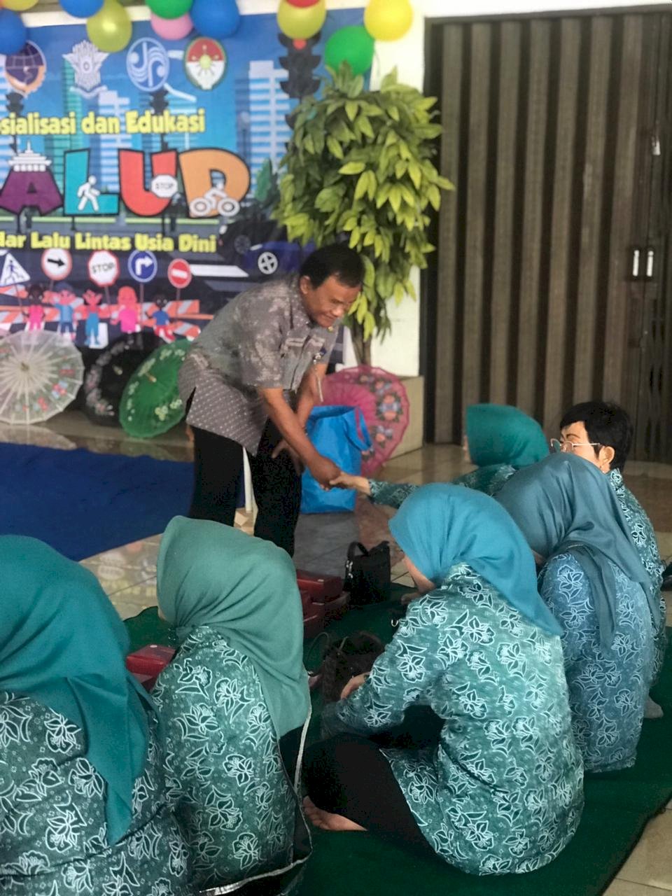 Anak-Anak TK Pertiwi Bareng Diajak Sadar Lalu Lintas Sejak Dini di Terminal Ir. Soekarno