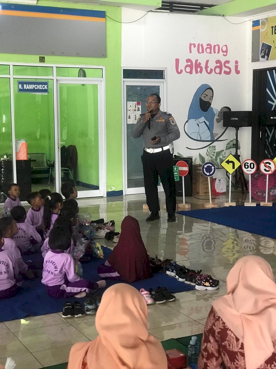 Anak-Anak TK Pertiwi Bareng Diajak Sadar Lalu Lintas Sejak Dini di Terminal Ir. Soekarno