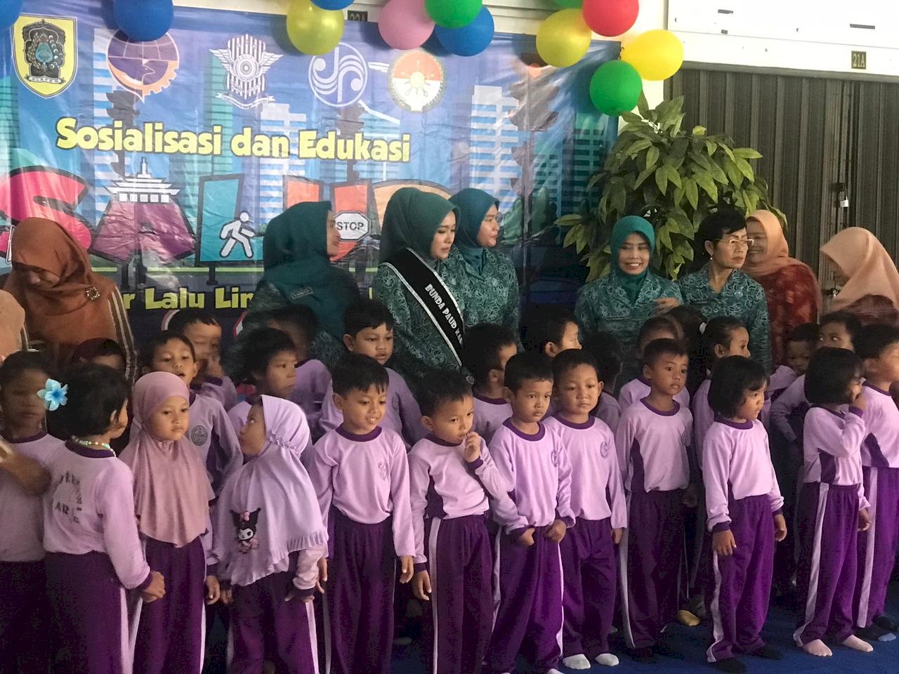 Anak-Anak TK Pertiwi Bareng Diajak Sadar Lalu Lintas Sejak Dini di Terminal Ir. Soekarno