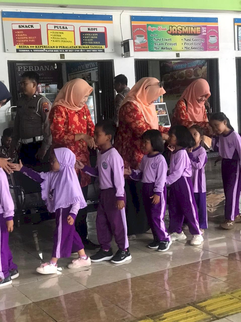 Anak-Anak TK Pertiwi Bareng Diajak Sadar Lalu Lintas Sejak Dini di Terminal Ir. Soekarno