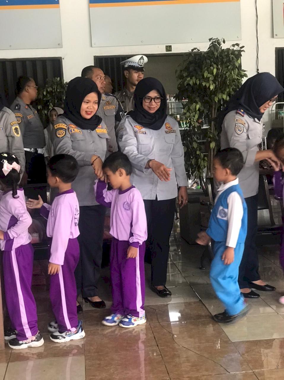 Anak-Anak TK Pertiwi Bareng Diajak Sadar Lalu Lintas Sejak Dini di Terminal Ir. Soekarno