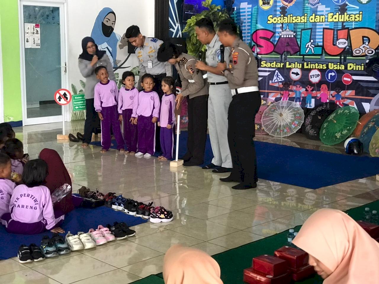 Anak-Anak TK Pertiwi Bareng Diajak Sadar Lalu Lintas Sejak Dini di Terminal Ir. Soekarno