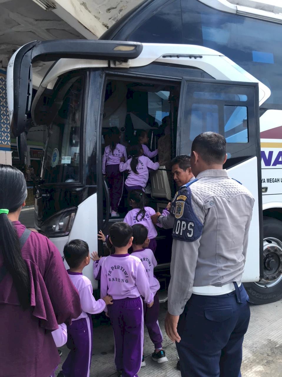 Anak-Anak TK Pertiwi Bareng Diajak Sadar Lalu Lintas Sejak Dini di Terminal Ir. Soekarno