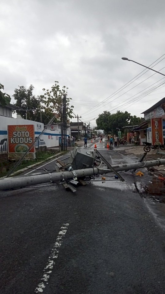 AWAS BAHAYA! Tiang Listrik Roboh Tutup Total Jalan Manisrenggo – Warga Diminta Hindari Jalur Ini